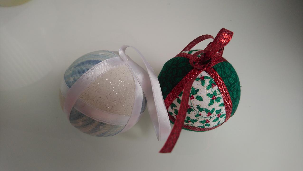 Coupon De Tissu Noël 100% Coton - Motif Boules Et étoiles 'La Farandole Des Cadeaux' - 60x88 Cm